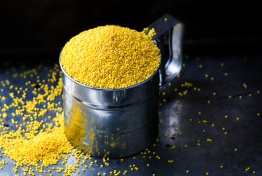 darı üzerinde metal bir kupa 