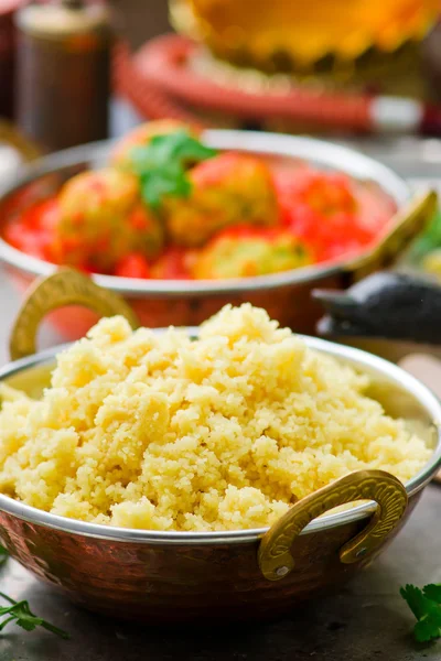 Couscous.in koperen Oosten drinken kom — Stockfoto