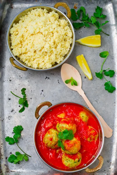 Fischkroketten in Tomatensauce in einer Kupferschüssel — Stockfoto