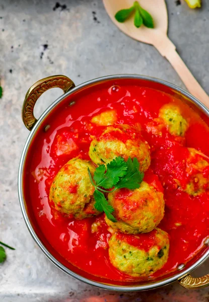 Croqueta de pescado en salsa de tomate en un bol de cobre —  Fotos de Stock