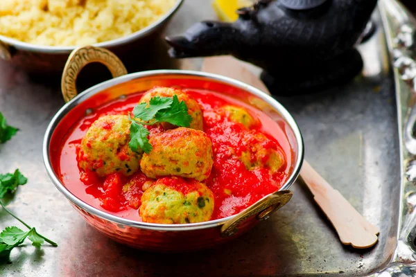 Fischkroketten in Tomatensauce in einer Kupferschüssel — Stockfoto