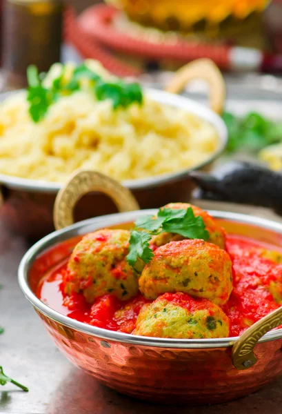 Fischkroketten in Tomatensauce in einer Kupferschüssel — Stockfoto