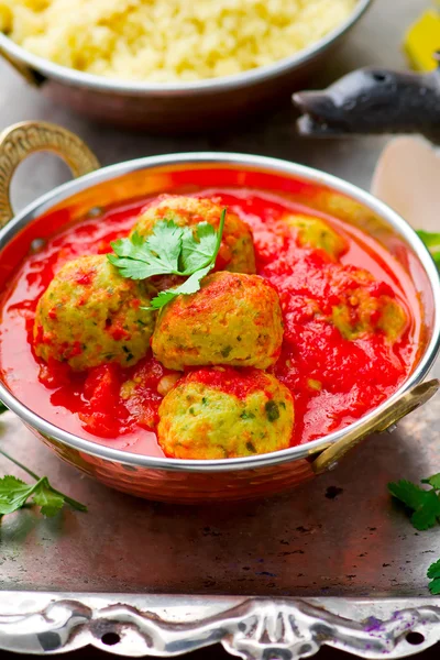 Croquete de peixe em molho de tomate em uma tigela de cobre — Fotografia de Stock