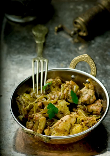 Gebratenes Hühnerfilet in der indischen Kupferschüssel — Stockfoto