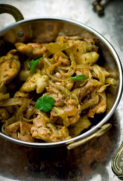 Filete de pollo frito en el cuenco de cobre indio —  Fotos de Stock