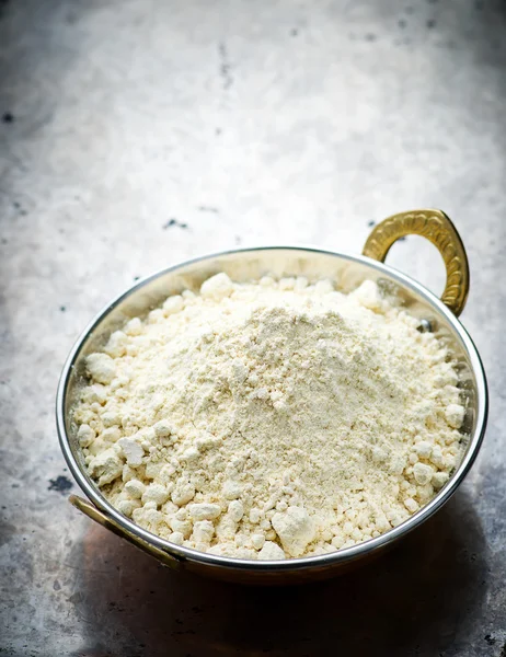 Mąka z kukurydza w indyjskich miski miedzi — Zdjęcie stockowe