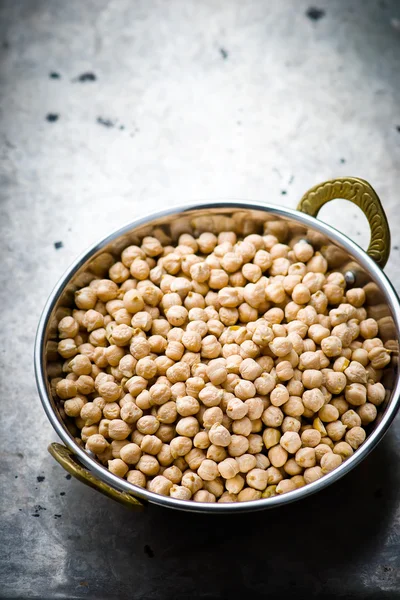 Dry chick-pea in the Indian copper bowl — Stock Photo, Image