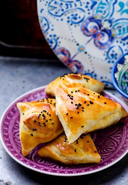 samosa bir plaka üzerinde.