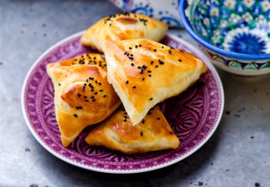 samosa bir plaka üzerinde.