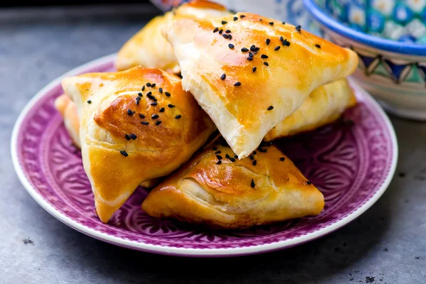 Samosa på en tallrik. — Stockfoto