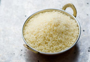 Hint bakır kapta beyaz pirinç 