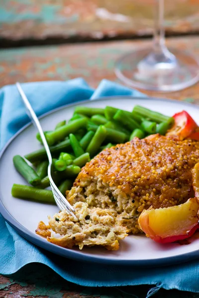 El rollo de pollo al horno con manzanas . — Foto de Stock