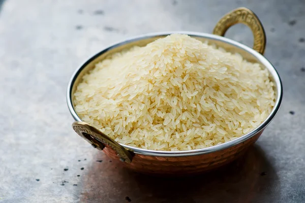Biały ryż indyjski miski miedzi — Zdjęcie stockowe