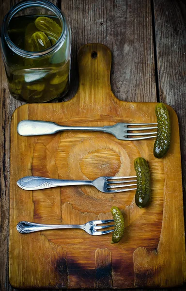 Pepinos en escabeche en un tenedor —  Fotos de Stock