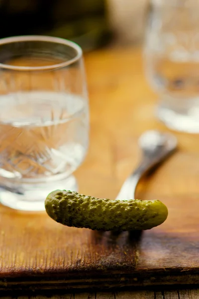 Pepinos en escabeche en un tenedor de vodka —  Fotos de Stock