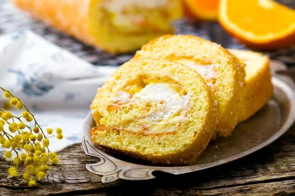 Swiss roll z bitą śmietaną oraz pomarańczowy krem — Zdjęcie stockowe