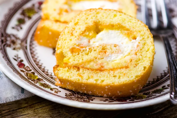 Rollo suizo con crema batida y crema de naranja —  Fotos de Stock