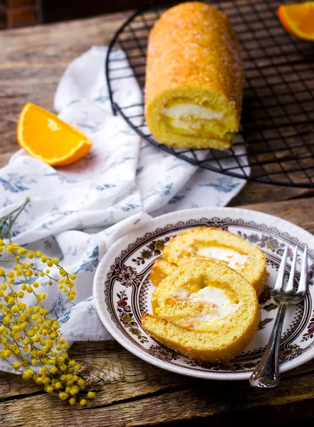 Švýcarská roll se šlehačkou a pomerančový krém — Stock fotografie