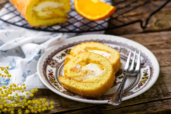 Schweizer Brötchen mit Schlagsahne und Orangencreme — Stockfoto