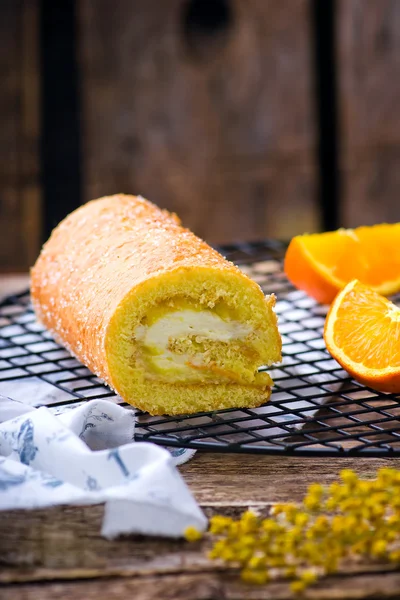 Swiss roll met slagroom en oranje room — Stockfoto