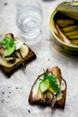 Konserve hamsi ile tost