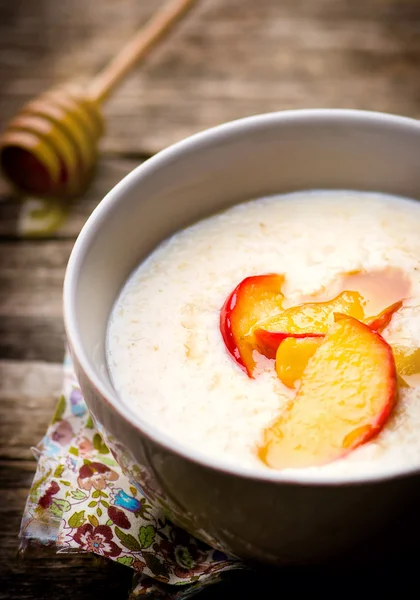 Mingau de cereal com maçãs de caramelo — Fotografia de Stock