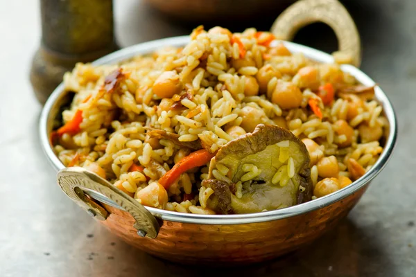 Vegetarisches Pilaf mit Kichererbsen und Pilzen — Stockfoto