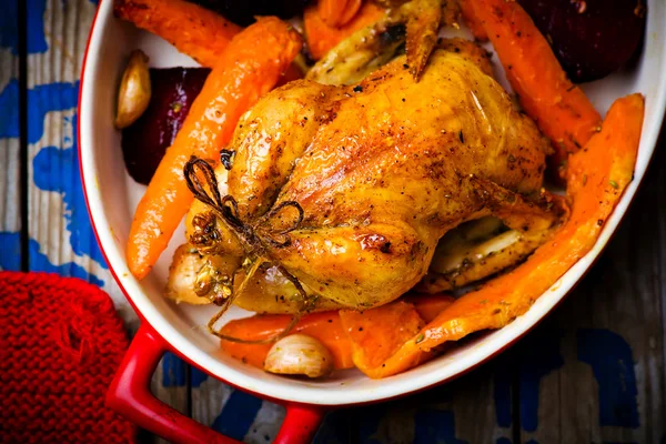 O frango assado com colheitas de raiz . — Fotografia de Stock