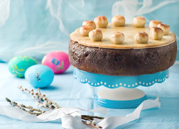 Simnel kek. Geleneksel İngiliz Paskalya kek ile badem ezmesi. 
