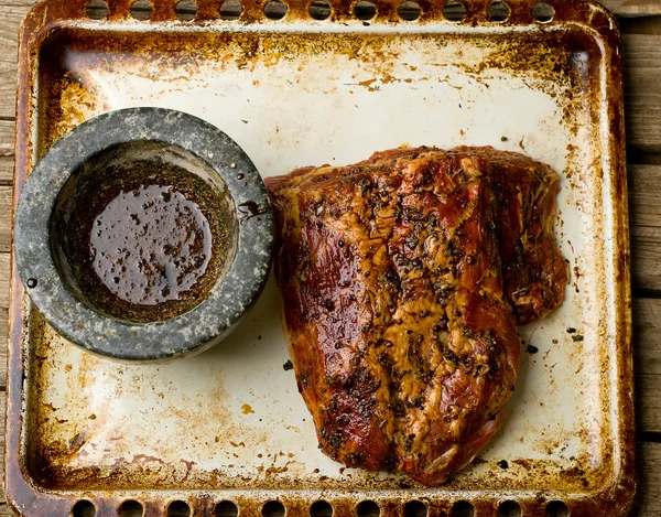 Stück rohes Schweinefleisch zum Braten auf einem Backblech. Stockbild