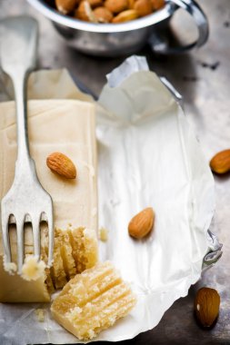 Ham Badem ezmesi parçası. 