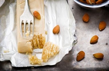 Ham Badem ezmesi parçası. 