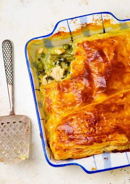 Puff pastry pie with chicken and vegetables — Stock Photo, Image