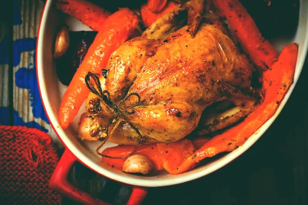 Kuře pečené s okopanin. — Stock fotografie