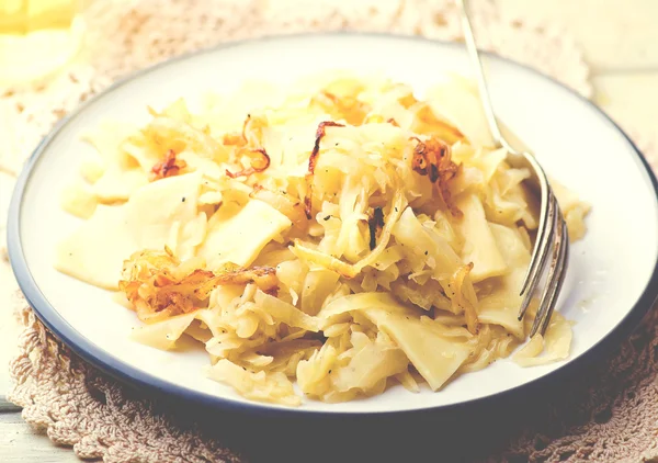 Macarrão com repolho cozido . — Fotografia de Stock