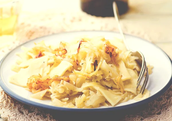 Macarrão com repolho cozido . — Fotografia de Stock