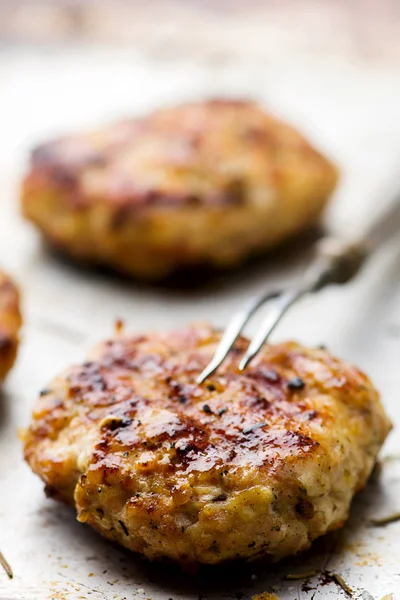 Hamburguesa de pollo en una bandeja para hornear — Foto de Stock