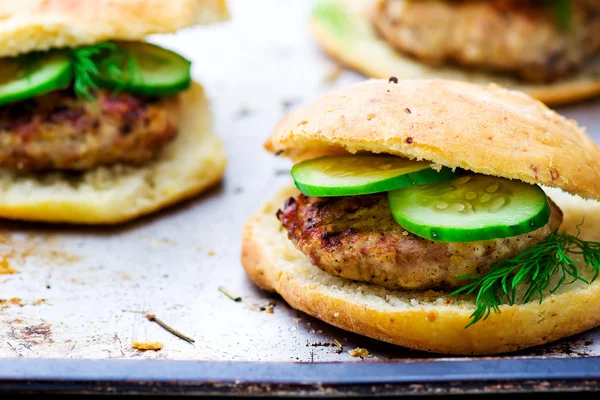 Burger de poulet sur plaque à pâtisserie — Photo