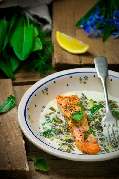 Bir kuzukulağı üzerinden soslu somon balığı. — Stok fotoğraf