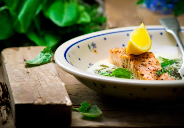 Zalm met saus van een sorrel. — Stockfoto