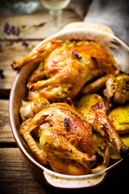 Tavuk fırında patates ile. 