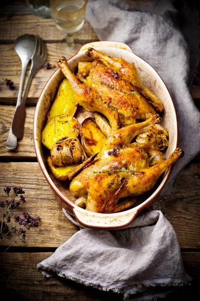 Das mit Kartoffeln gebackene Hühnchen. — Stockfoto