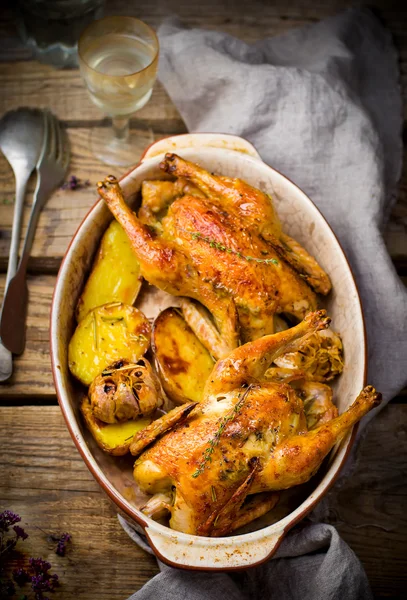 El pollo al horno con patata . —  Fotos de Stock