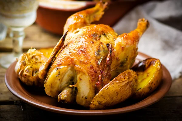 Kyckling i ugn med potatis. — Stockfoto
