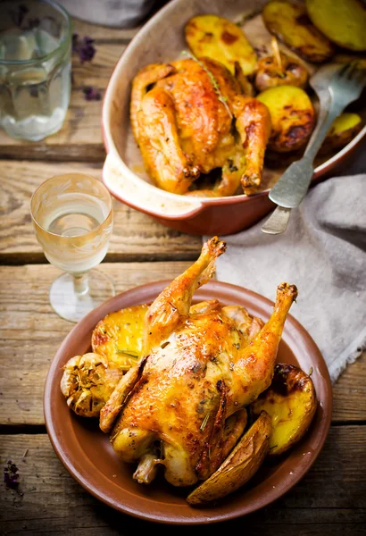 Kuře zapečené s brambory. — Stock fotografie