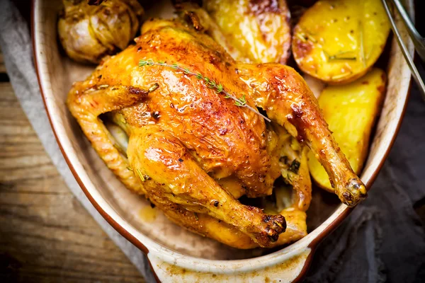 Das mit Kartoffeln gebackene Hühnchen. — Stockfoto