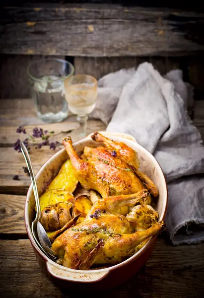 O frango assado com batata . — Fotografia de Stock