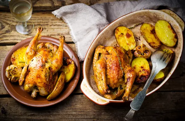 O frango assado com batata . — Fotografia de Stock