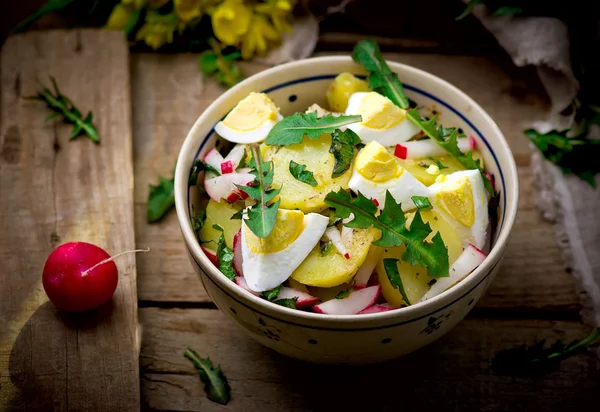 Ensalada de patata con diente de león . — Foto de Stock