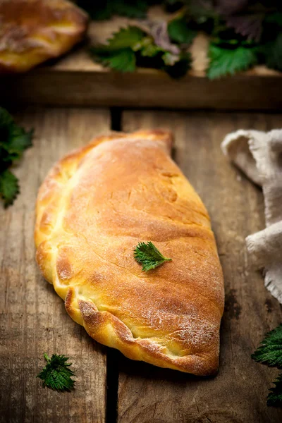 Calzone mit Ricotta und Brennnessel — Stockfoto